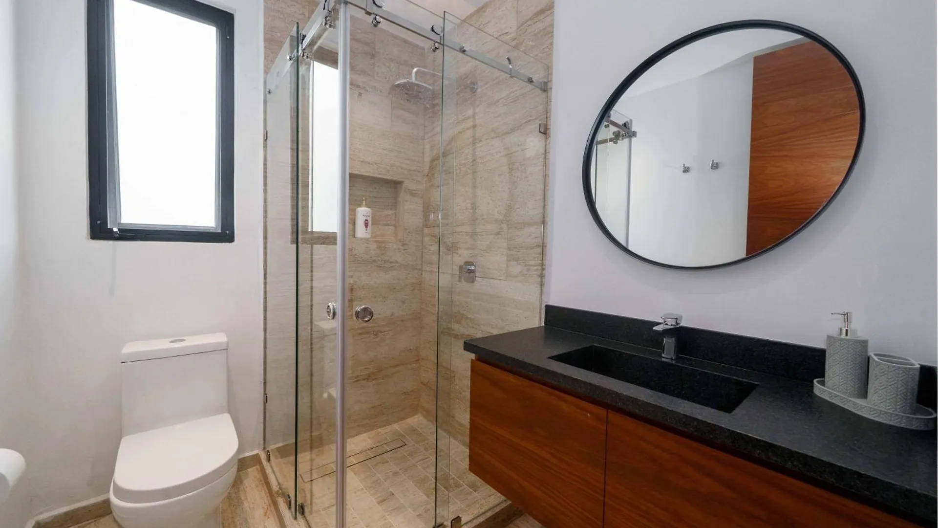 Luxury 5 Bedroom Villa - Private Heated Pool - Movie Theater - Gated Community - fits 11 Cancún 0*,  Messico