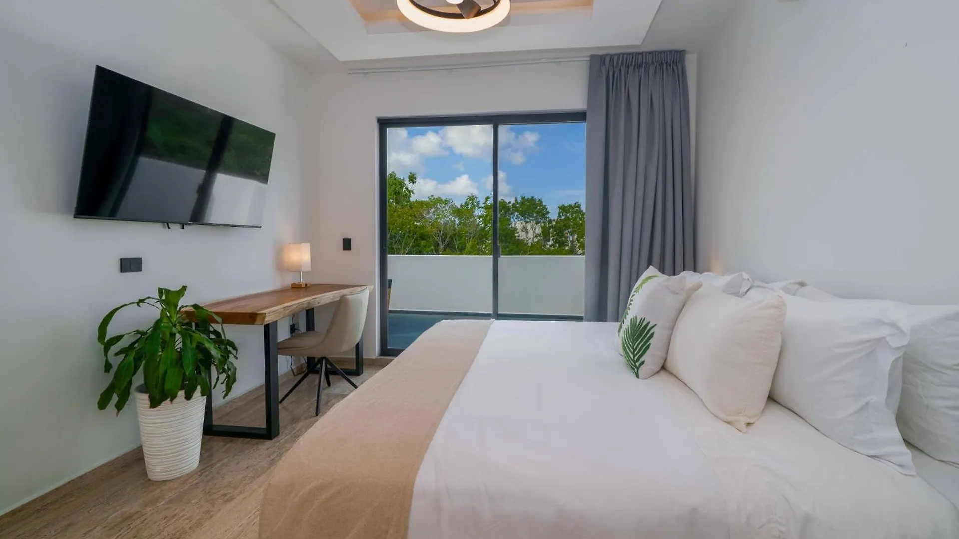 Luxury 5 Bedroom Villa - Private Heated Pool - Movie Theater - Gated Community - fits 11 Cancún Messico