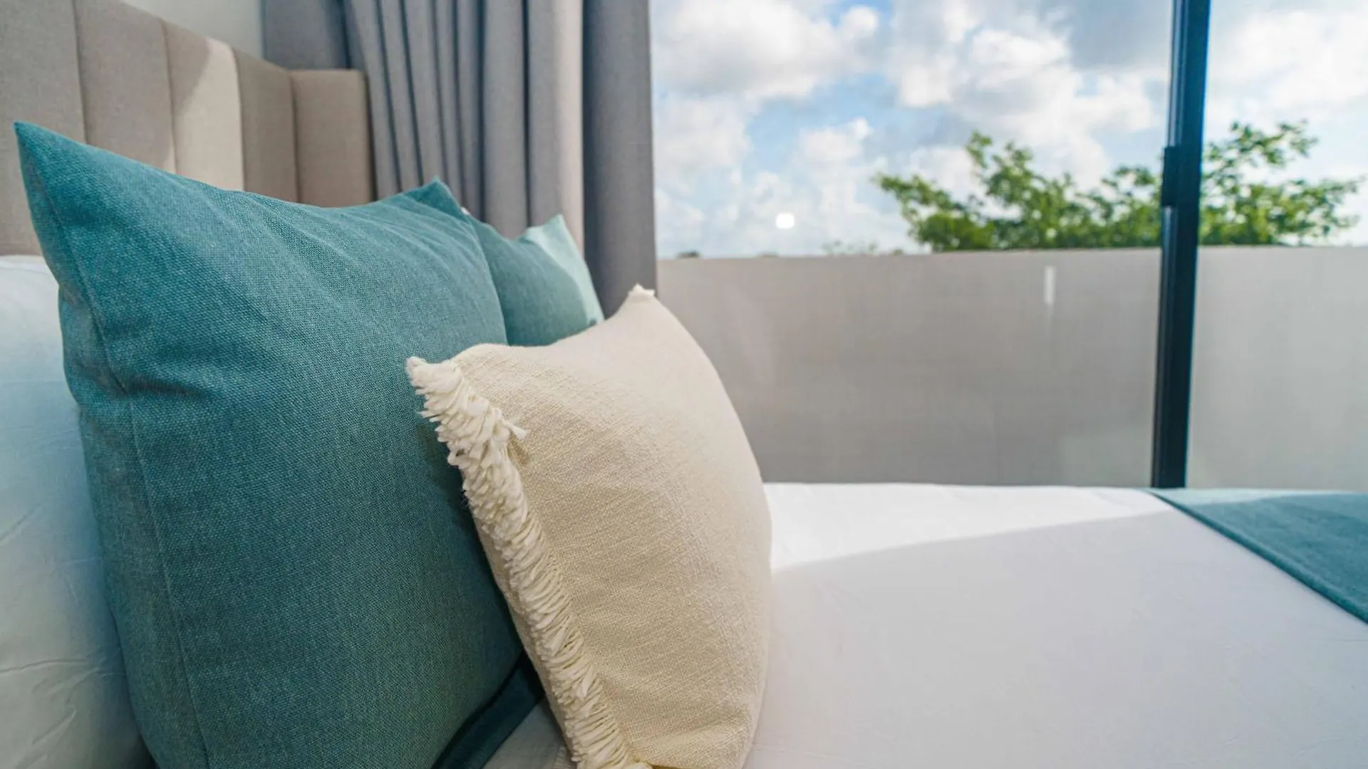 Luxury 5 Bedroom Villa - Private Heated Pool - Movie Theater - Gated Community - fits 11 Cancún Messico