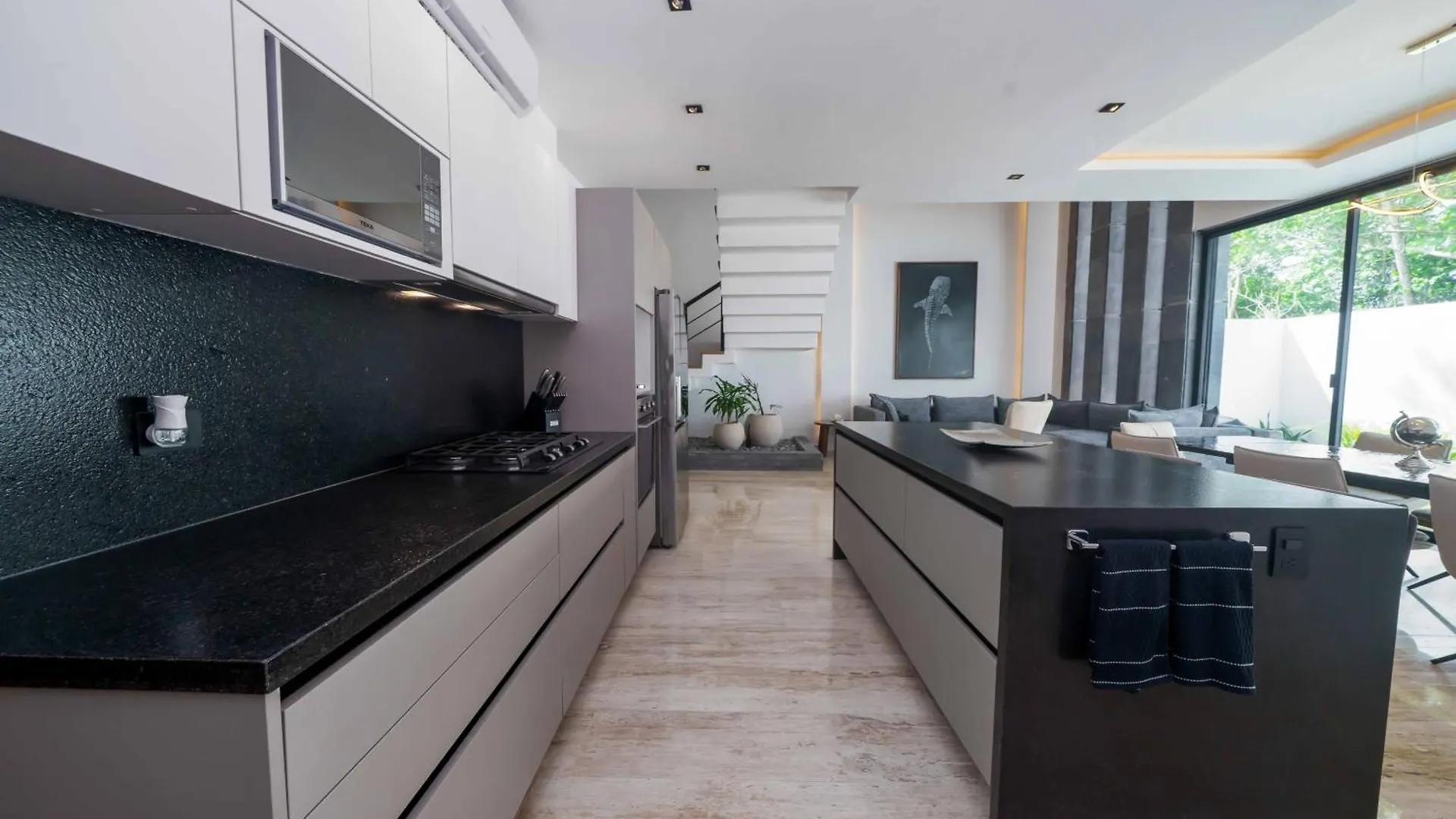 Luxury 5 Bedroom Villa - Private Heated Pool - Movie Theater - Gated Community - fits 11 Cancún